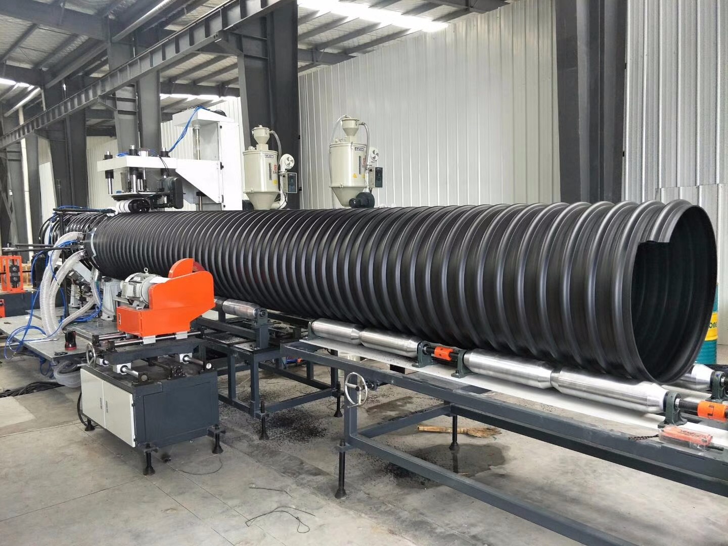 鋼帶增強(qiáng)螺旋波紋管車間